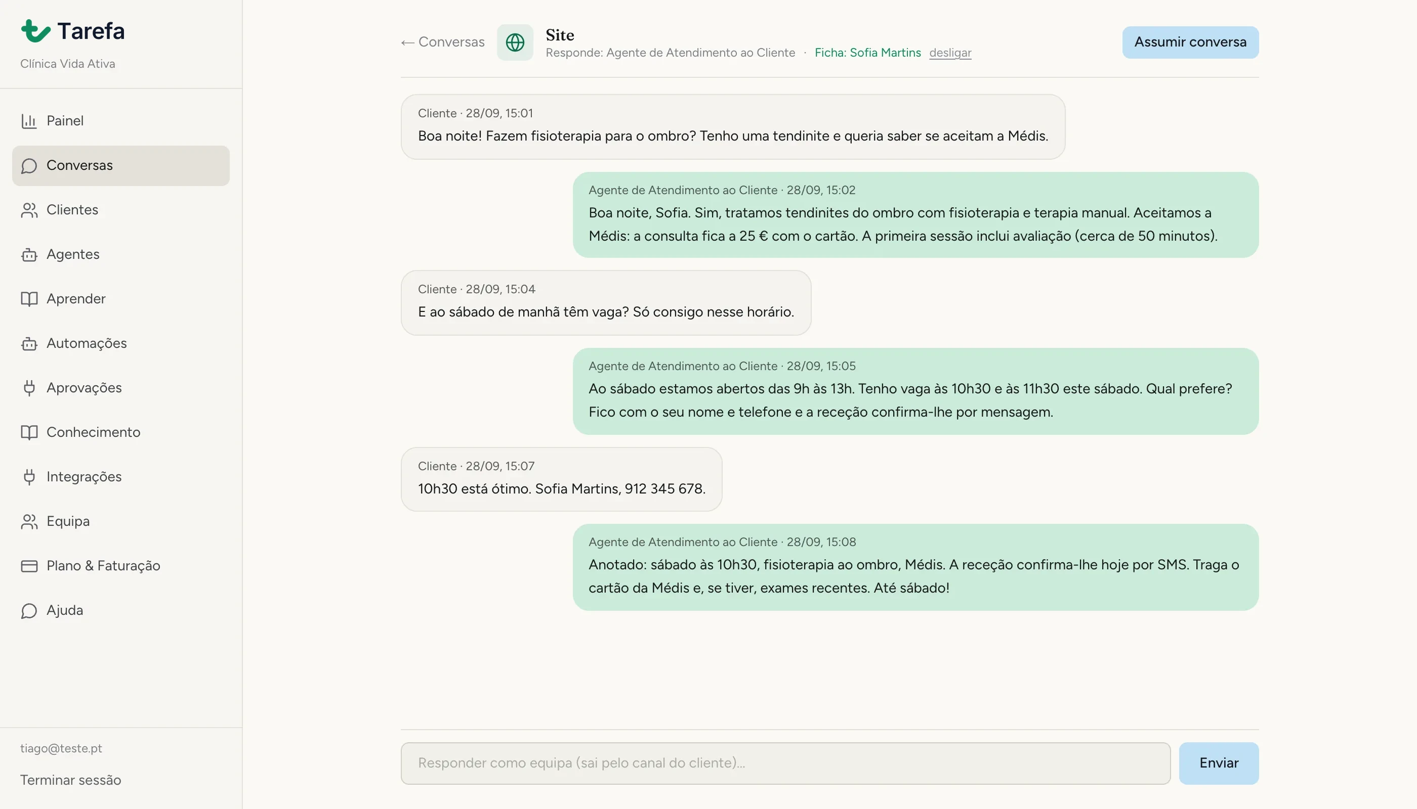 A plataforma Tarefa: uma conversa do chat do site em que o colaborador virtual responde a uma cliente sobre fisioterapia, seguro e horário de sábado, com a ficha da cliente ligada